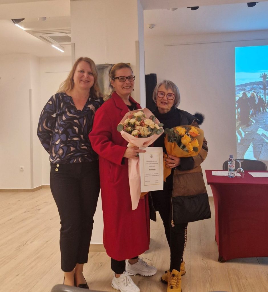 IMG-b7340bd5054ec17cad9edf4015d1bcac-V